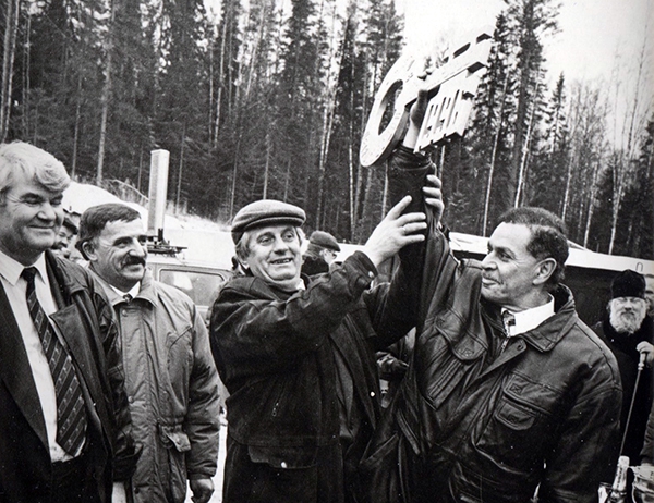 Символический ключ в руке Владимира Лая знаменует приход природного газа в Карелию, на ГРС "Северная" 12 ноября 1996 г.
