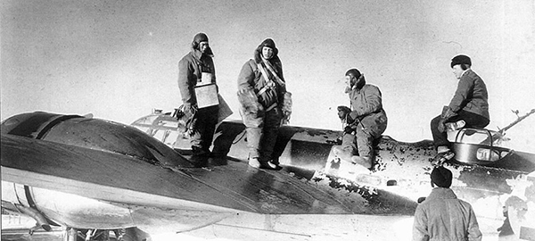 Капитан Армас Эскола (2 - й слева), фото из архива музея авиации Финляндии