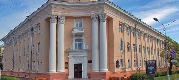 В расположенных в этом здании Минприроды и "Кареллеспроме" рулят питерцы