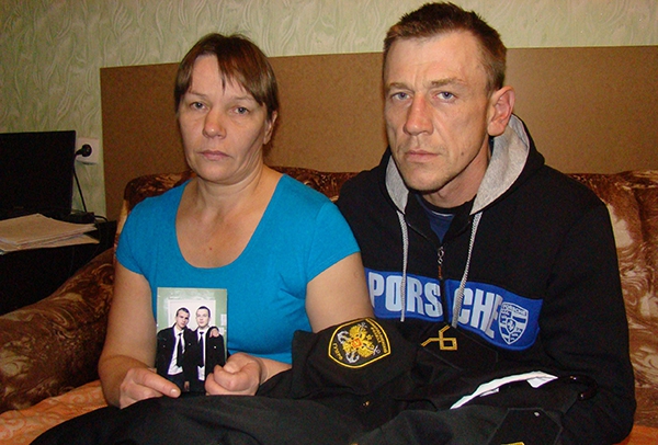 Наталья и Юрий Костины отказываются верить в самоубийство сына с другом