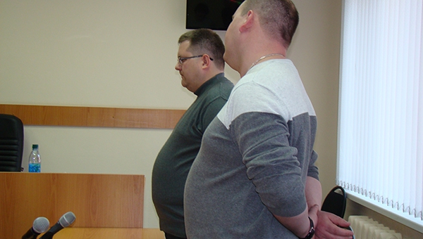 Евгений Абрамов (справа) и один из его адвокатов Сергей Чернов во время оглашения приговора жевали жвачку.